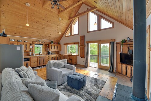 Hot Tub & Amazing Views! Family Catskills Cabin