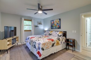 2 bedrooms, iron/ironing board, WiFi, bed sheets - Hot Tub & Fire Pit: Holiday Island Getaway! (Holiday Island)