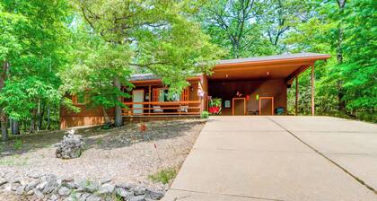 Hot Tub & Fire Pit: Holiday Island Getaway!