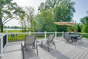 Outdoor dining - Lakefront Home in Hartford: Hot Tub, Kayaks & Dock (Hartford)