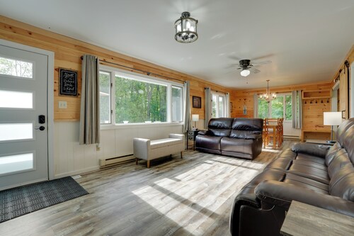 Lakefront Home in Hartford: Hot Tub, Kayaks & Dock