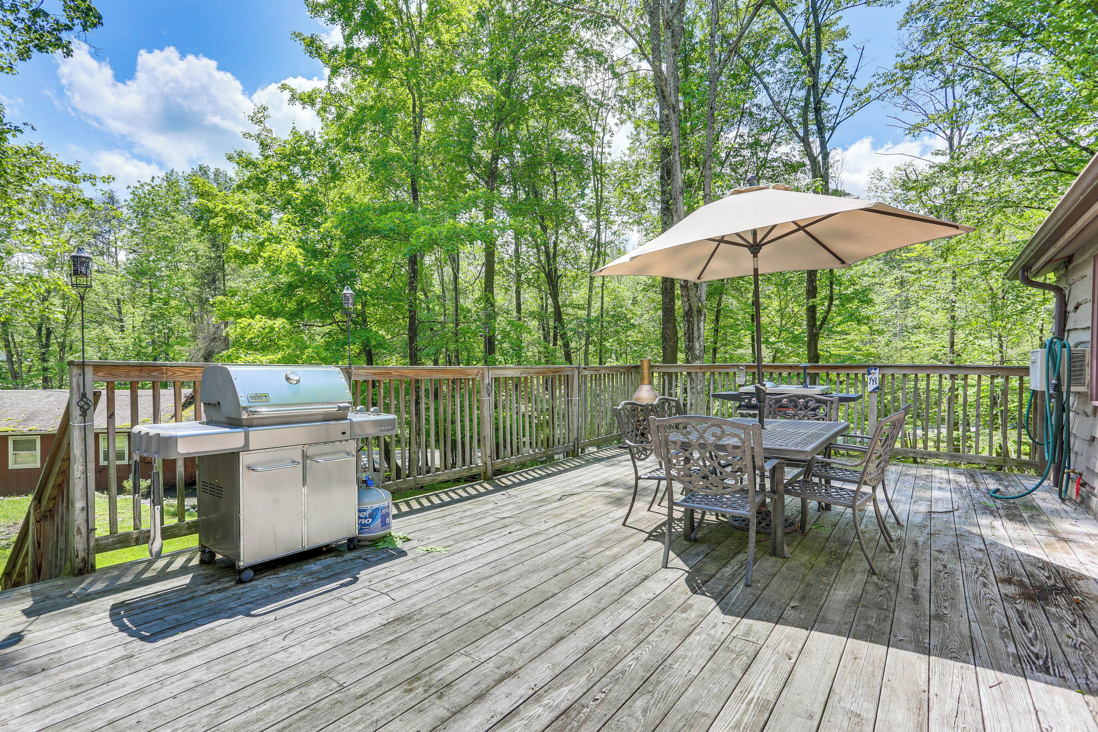 Spacious Lake Ariel Cabin w/ Deck + Pool Access!
