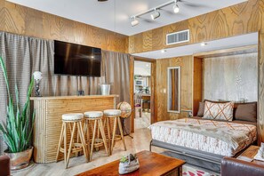 2 bedrooms, iron/ironing board, Internet, bed sheets - Oro Valley Retreat w/ Pool & Breathtaking Views! (Oro Valley)