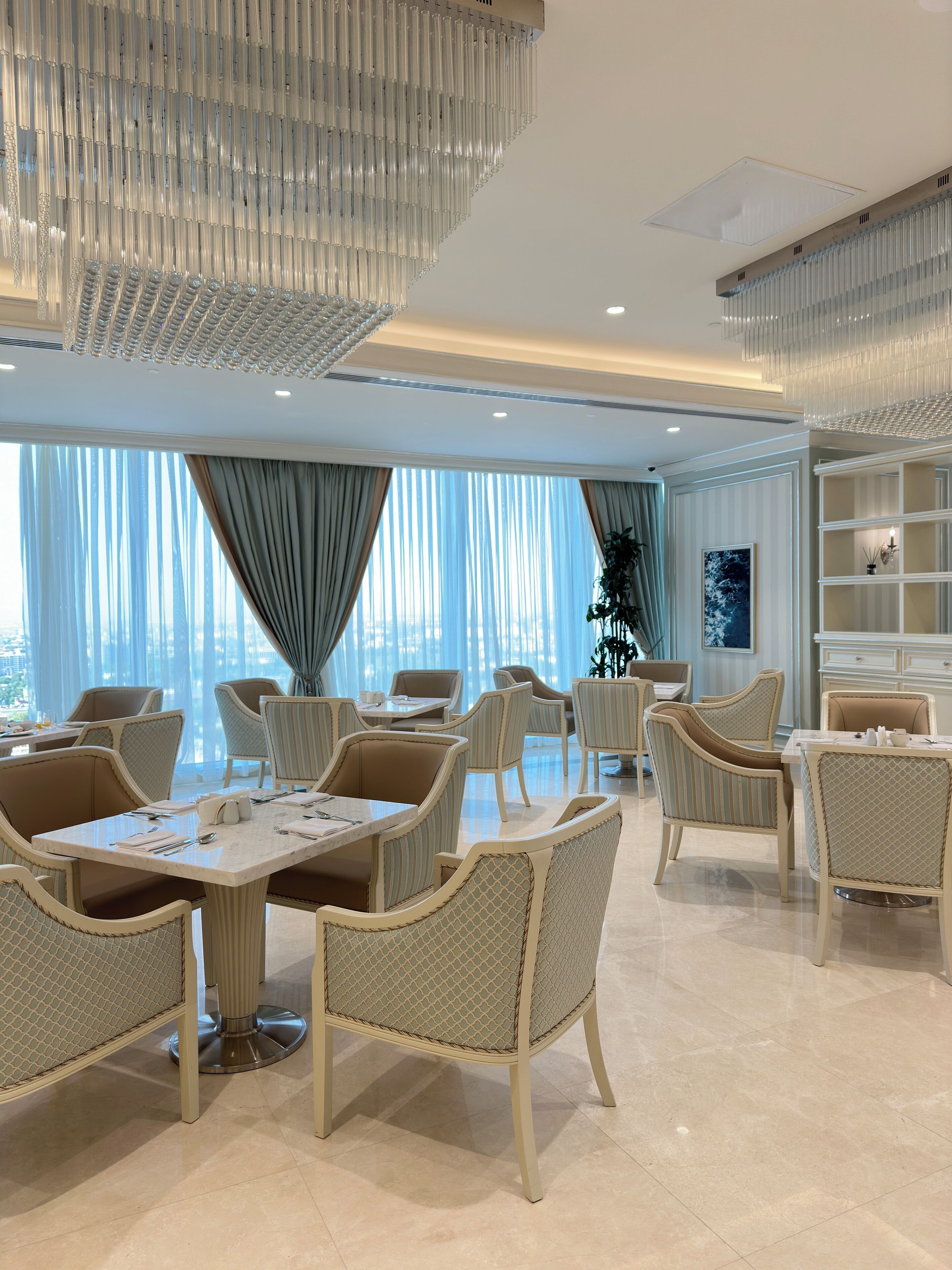 朝食 (ビュッフェ)、毎日提供 (無料)