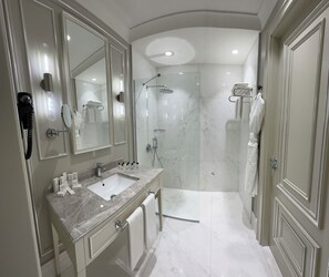 Hydromassage showerhead, free toiletries, hair dryer, bathrobes