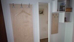 A room with a wooden wardrobe, a mirror, and a door with a handle. - Studio Apartment 'Heustüble' with Shared Terrace and Wi-Fi (Hinterzarten)