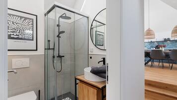 Dusch, hårtork och handdukar