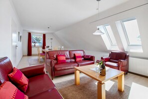 TV - Apartment 'Rote Koje Oben' with Private Terrace, Shared Garden and Wi-Fi (Dagebüll)