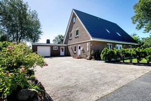 Exterior - Apartment 'Rote Koje Oben' with Private Terrace, Shared Garden and Wi-Fi (Dagebüll)