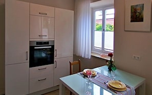 Fridge, oven, stovetop, dishwasher