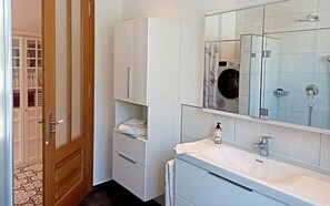 Dusche, kostenlose Toilettenartikel, Haartrockner, Handtücher