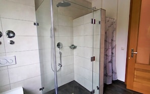 Douche, articles de toilette gratuits, sĂšche-cheveux