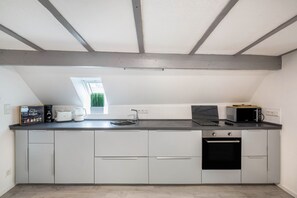 Jääkaappi, mikroaaltouuni, uuni, liesi