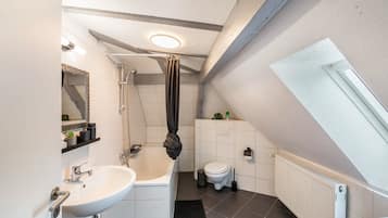 Dusche, kostenlose Toilettenartikel, Haartrockner, Handtücher