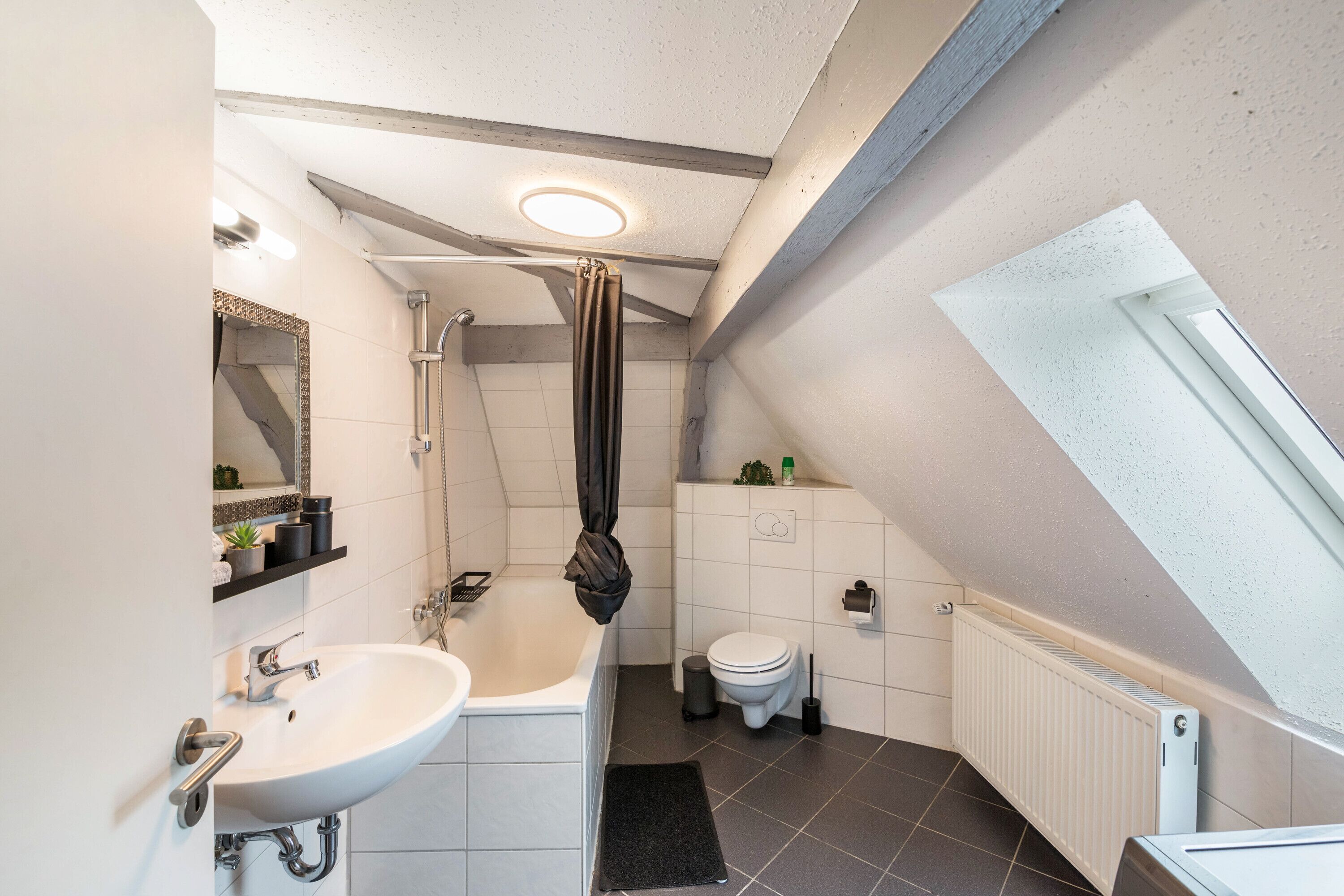 Een douche, een haardroger, handdoeken