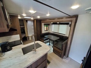 Frigorifero, microonde, forno, piano cottura