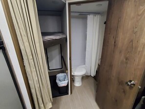 Handtücher, Seife, Shampoo, Toilettenpapier