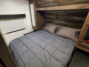 1 bedroom, bed sheets - Escape to this private camp in the woods of Galbraith Mountain (Bellingham)