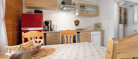 Fridge, oven, stovetop, coffee/tea maker