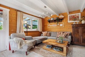 TV, DVD player - Holiday Home 'Oskar' with Private Terrace and Wi-Fi (Loddin)