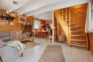 TV, DVD player - Holiday Home 'Oskar' with Private Terrace and Wi-Fi (Loddin)