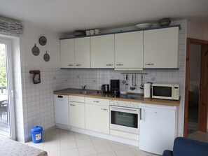Een koelkast, een magnetron, een oven, een kookplaat