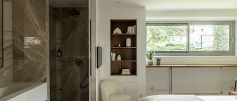 3 bedrooms, desk, iron/ironing board, WiFi