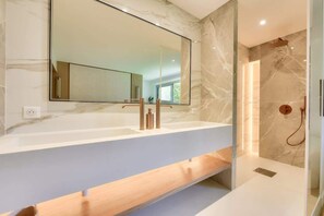 Séchoir à cheveux, serviettes fournies, shampooing