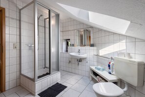 Douche, sèche-cheveux, serviettes fournies