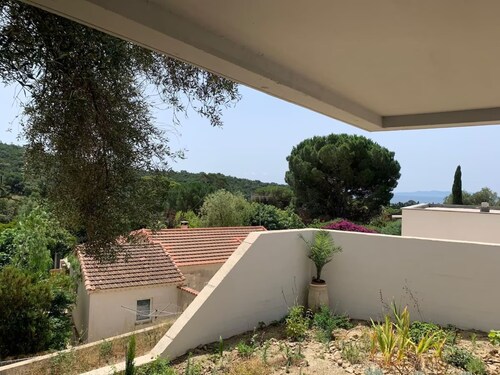La Maison Rose - 3 stars Garden level large 4 room villa - 500m from the beach.