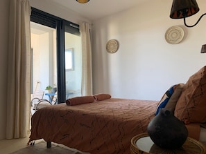 2 habitaciones, escritorio y tabla de planchar con plancha