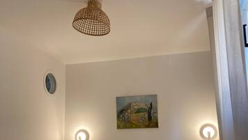 2 slaapkamers, een bureau, een strijkplank/strijkijzer, reisbedje