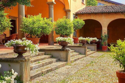 Villa Prodigio Grande: A splendid seventeenth-century three-story historical villa located in the heart of the Franciacorta, with Free WI-FI.