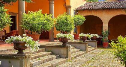 Villa Prodigio Grande: A splendid seventeenth-century three-story historical villa located in the heart of the Franciacorta, with Free WI-FI.