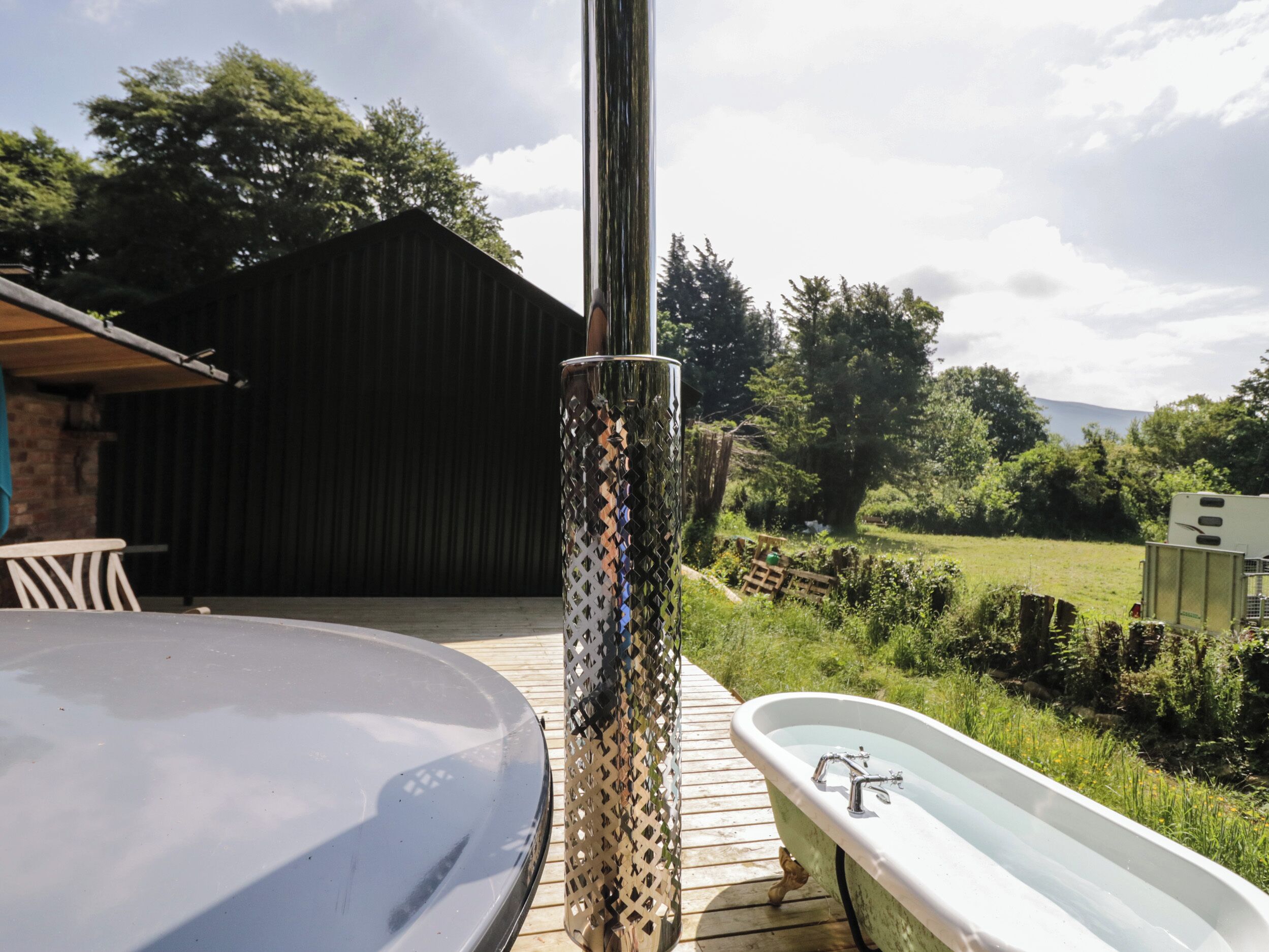 Outdoor spa tub