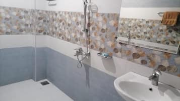 Deluxe Apartment | Bathroom | Free toiletries, slippers, towels, toilet paper