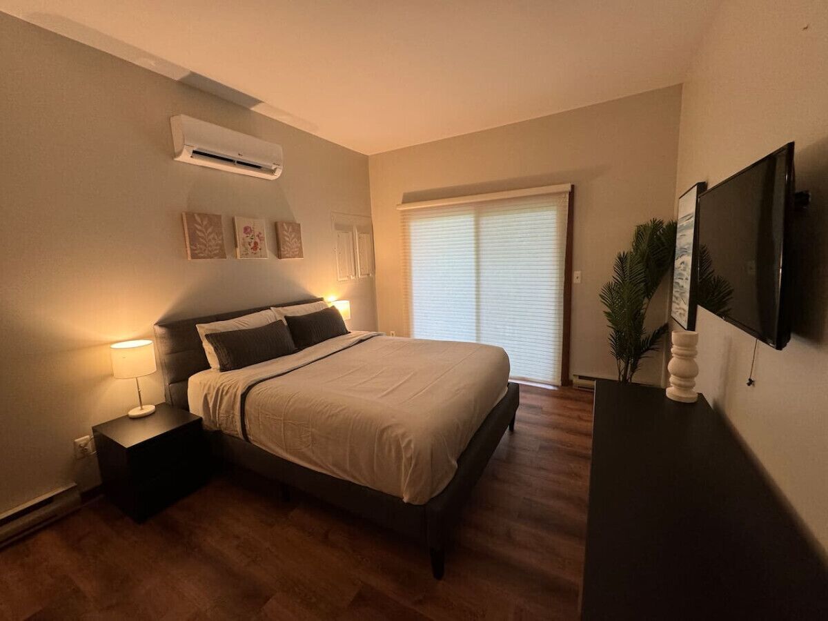 4 habitaciones, escritorio y tabla de planchar con plancha 
