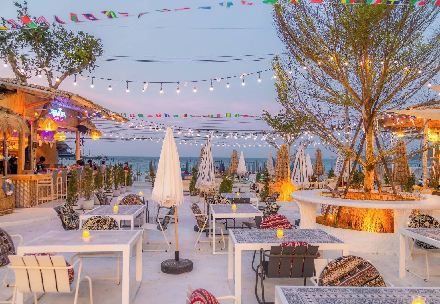 Frokost, lunsj og middag serveres, utsikt mot stranden