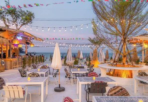 供应早餐、午餐和晚餐，海滩景观