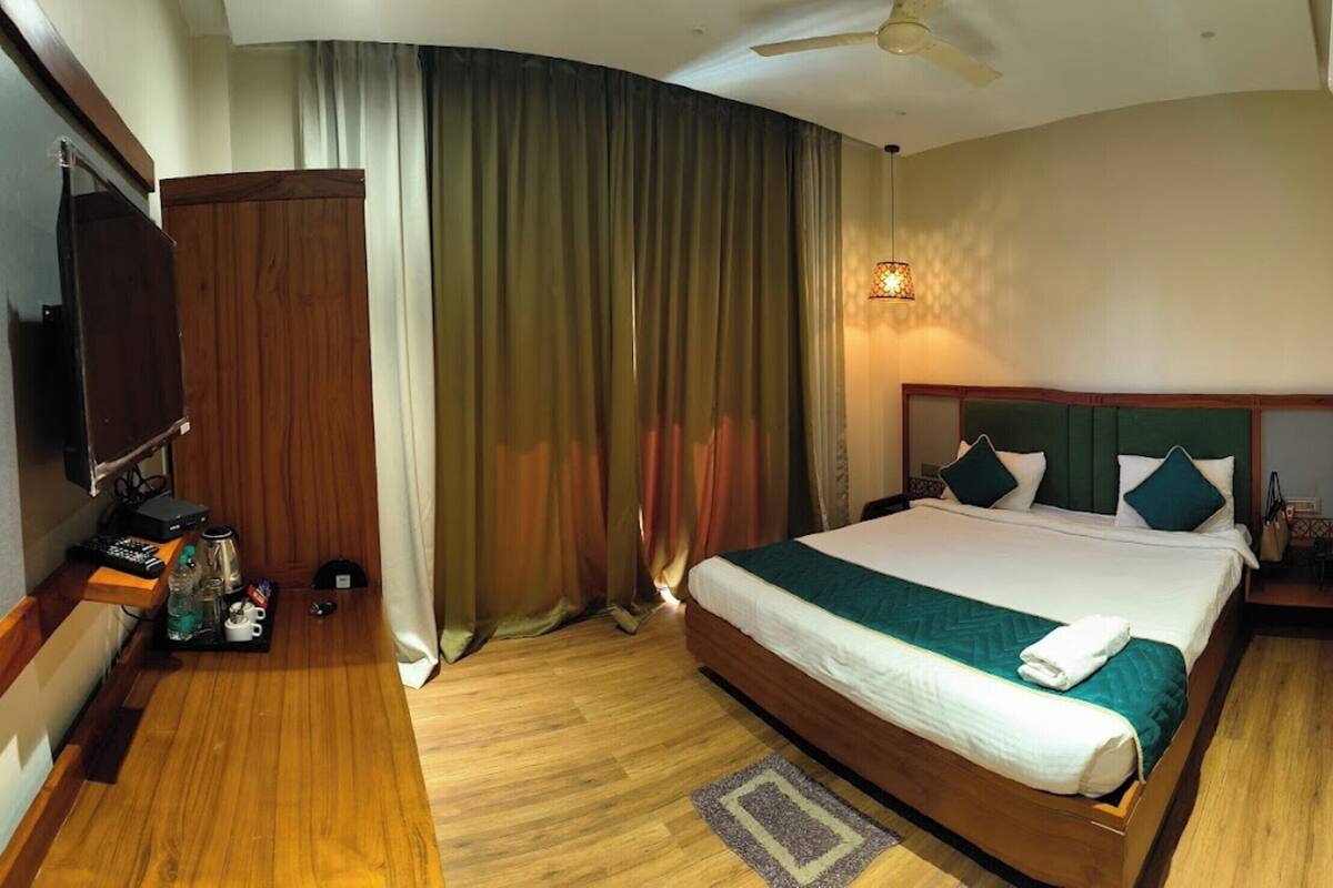 Superior Double Room, Balcony | WiFi (free), bed sheets