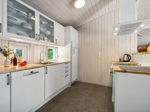 Kylskåp, diskmaskin och grytor/köksredskap