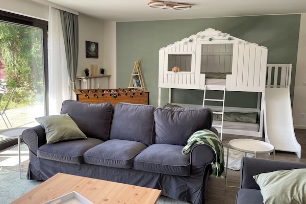 Wohnzimmer mit Etagen-Spielbett
