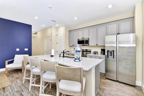 Refrigerador, horno, placa de cocina, lavavajillas