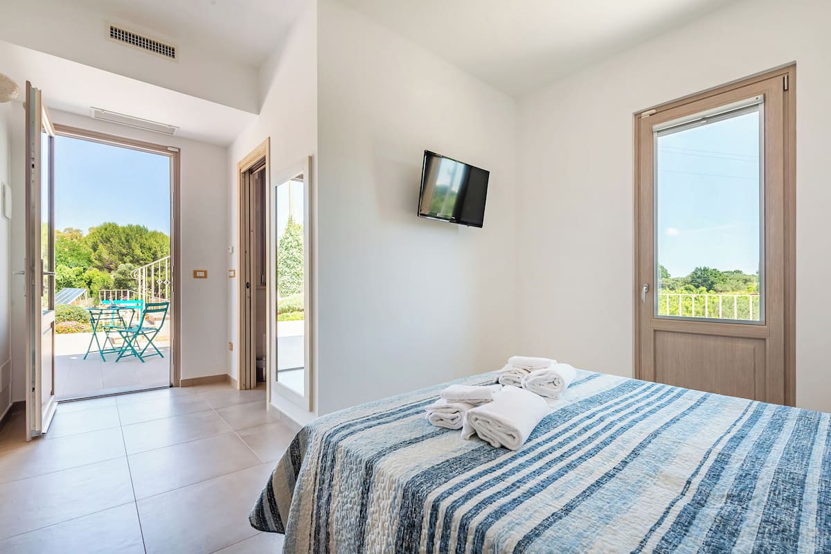 Habitación doble tradicional, vista al jardín | Caja de seguridad en la habitación, muebles diferentes y escritorio
