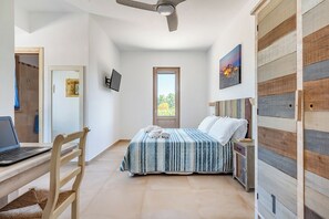 Tradisjonelt dobbeltrom, hageutsikt | Safe på rommet, individuelt innredet, skrivebord og lydisolert