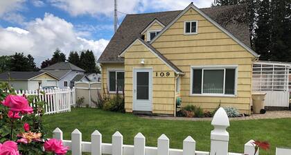 Main Street Cottage with park across the street. Walk to downtown area.