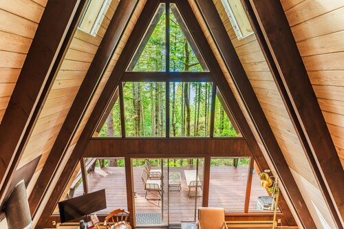 Cozy A-Frame Cabin, Private Hot tub and Hood Canal view. Pet-Friendly!