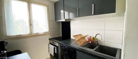 Réfrigérateur, four à micro-ondes, un four, surface de cuisson