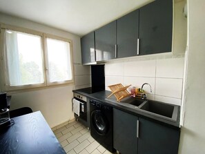 Kjøleskap, mikrobølgeovn, ovn og kokeplater