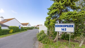 Eine Wohnstraße mit einem Schild, auf dem 'KROKOPARK 162' steht.
